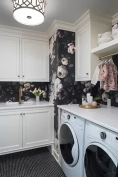 کابینت لباسشویی سفید با کاغذ دیواری گل رز سیاه - انتقالی - اتاق لباسشویی