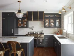 تسمه های طلایی روی هود آشپزخانه مشکی - انتقالی - آشپزخانه