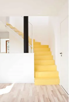 Un escalier jaune pour faire la différence - PLANETE DECO دنیای خانه ها
