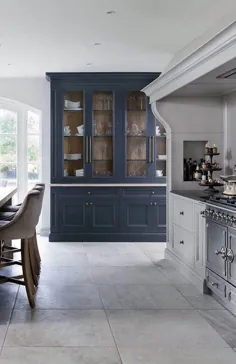 کابینت های آشپزخانه به رنگ کرم خاکستری و یک دریچه آبی  دامنه ضد زنگ  کاشی کف بزرگ  صندلی چوبی