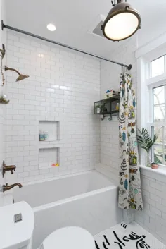 این اتاق خواب و آرایش حمام دارای گوشه هایی دنج ، کمد زیرکی و جزئیات طراحی رویایی است
