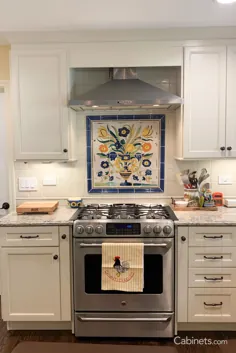 آشپزخانه زرق و برق دار آنتیک سفید با سخت افزار برنز و کاشی و سرامیک کاشی کاری - Cabinets.com