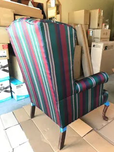 صندلی های پشت بال نقاشی شده