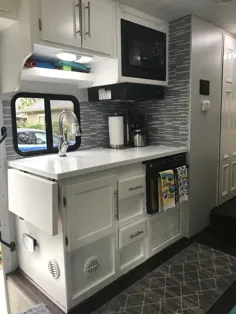 کابینت‌های رنگ‌شده RV آشپزخانه را بازسازی می‌کند
