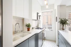 یافتن فضا برای ظرفشویی های دوقلو و یک منطقه آماده سازی جداگانه در داخل آشپزخانه کوچک آپارتمان - Decoist