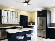 آشپزخانه سیاه و سفید معاصر با دیوارهای زرد