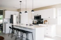 آشپزخانه مدرن سفید با لهجه های سیاه