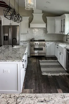 اتاق عالی آشپزخانه سفید با گرانیت مروارید خالدار