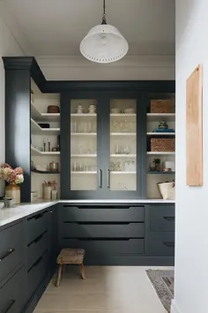کابینت انباری مشکی با درب های توری برنجی - انتقالی - آشپزخانه