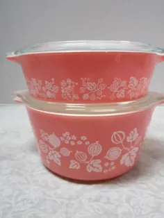 Vintage Pyrex Pink Gooseberry Nesting / Stacking Casseroles w / Lids، Bowls Complete Set of 2، Midwest Farmhouse Kitchen Retro 1950s Nare