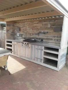 آشپزخانه در فضای باز ساخته شده از پالت های استفاده شده • Recyclart