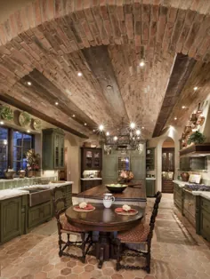 آشپزخانه بزرگ دنیای قدیم با سقف آجری منحنی
