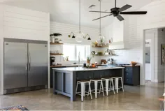 آشپزخانه روباز با کف بتونی صیقلی ، کاشی مترو و قفسه های شناور در این خانه واقع در West Monroe ، لوئیزیانا.  [1014 1500 1500]