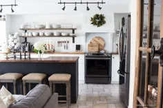 15 آشپزخانه زرق و برق دار سفید با جزایر رنگی |  مسکن مبارک