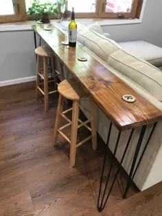میز نوار چوبی بازیابی شده با پایه های سنجاق سفارشی.  مبل بار ، نوار شراب.  میز چوب ، لبه زنده