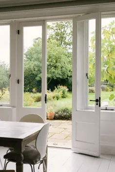 آشپزخانه کانتری انگلیسی با کابینت های آبی زیبا و سخت افزار برنجی