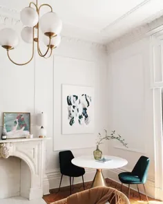 لوستر 5 لامپ Art Deco Milky White برای یک اتاق غذاخوری تمام سفید با صندلی های سبز مخملی