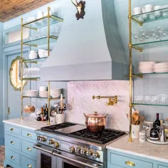 قفسه های برنجی لوله ای به سبک توپ با قفسه های شیشه ای در آشپزخانه طراحی شده توسط Pamela Worley Thoreson - Grapevine، TX