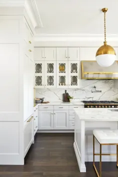 هود محدوده نقره ای و طلایی با کابینت های جلویی شیشه ای - انتقالی - آشپزخانه