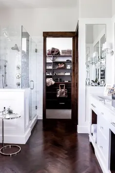 حمام مستر سفید با تر و تمیز چوب تیره - انتقالی - حمام