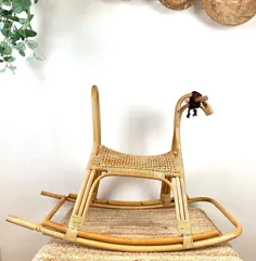 C ؟؟؟؟؟؟؟؟  ~ در اینستاگرام: "صندلی گهواره ای بامبو زیبا در اواسط قرن با صندلی های عصا ... نادر * و در عالی ترین حالت حفظ شده ... دوست داشتنی ..."