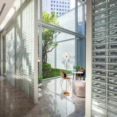معماران Archismith با استفاده از بلوک های شیشه ای گالری را طراحی می کنند تا هوای داخل را خنک کنند و تنوع ایجاد کنند