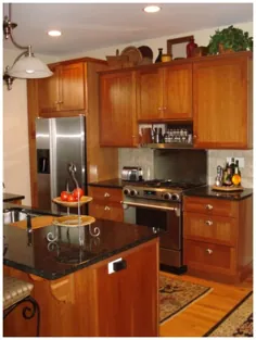 کابینت های آشپزخانه عسل بلوط با میزهای مشکی