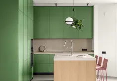 آشپزخانه L شکل سبز در آپارتمان کیف توسط Nadya Chabannaya