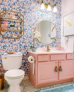 آلی مک دانیل در اینستاگرام: “Powder Room Reveal!  حدود شش ماه پیش تصمیم گرفتم حمام میهمان را به عنوان دستشویی خودم تحویل بگیرم.  بنابراین واضح است که آن را به دخترانه ترین ... "