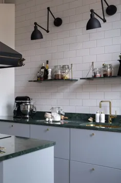آشپزخانه خاکستری با برنج و مرمر سبز - طراحی COCO LAPINE