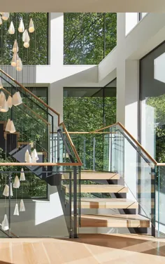 طراحی داخلی مدرن منزل.  دیوارهای شیشه ای  سطوح چوبی.  نرده های شیشه ای.  راه پله مدرن  گام های باز