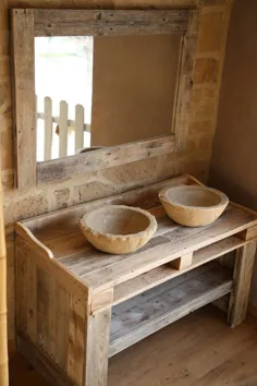 کابینت حمام ساخته شده از چوب پالت بازیافت شده با دستشویی های ساخته شده از سنگ مصنوعی و آینه.  دست ساز