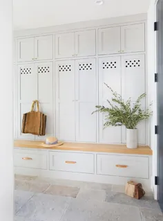 کمدهای خاکستری ملایم با نیمکت چوبی بور - انتقالی - اتاق لباسشویی