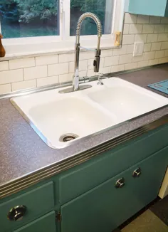 آیا رنگ گچی Annie Sloan می تواند این کابینت های آشپزخانه را متحول کند؟  آشپزخانه یکپارچه سازی جسیکا قبل و بعد -