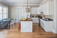 آشپزخانه کلبه بژ و سفید با آویز صدفی صدفی