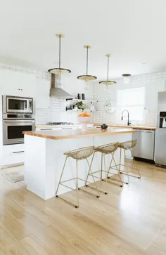 چراغ های آویز دیسکی مدرن ، آشپزخانه سفید و سفید را با کاشی کف و کف چوبی باز می کنند