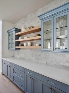کابینت آبی شاکر با قفسه های شناور چوبی بور - انتقالی - آشپزخانه