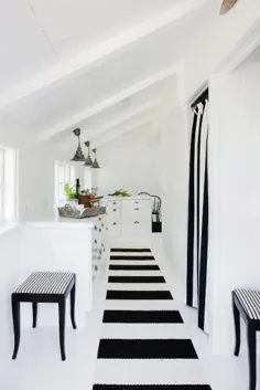 خانه ساحلی سیاه و سفید