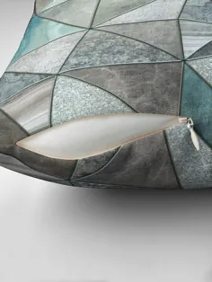 بالش پرتابی به سبک شیشه های رنگی و مثلث های تیل و خاکستری توسط artsandsoul