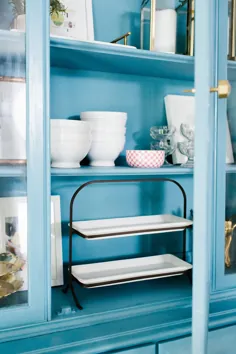 یک آشپزخانه سفید روشن با کلبه آبی Mema - سعادت پنجم خانگی
