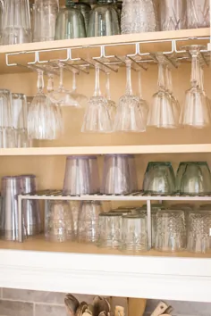 چگونه کابینت ظروف شیشه ای خود را یک بار و برای همیشه سازماندهی کنیم