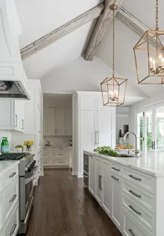 آشپزخانه سفید با سقف طاقدار برجسته با تیرهای چوبی خاکستری - انتقالی - آشپزخانه