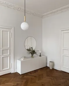 اتاق نشیمن سفید با جزئیات طراحی قدیمی و نورپردازی اسکاندیناوی