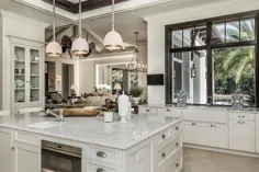 استفاده از کابینت برای ایجاد یک آشپزخانه کاملاً سفید جالب