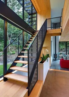 طراحی خانه چوبی با فضای داخلی زیبا که با لهجه های قرمز برجسته شده است