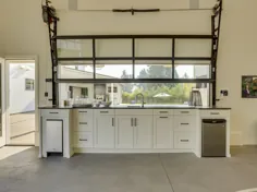 سازندگان خانه از درهای گاراژ شیشه ای برای به حداکثر رساندن اتصالات داخلی و خارجی استفاده می کنند