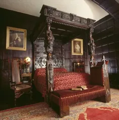 فضای داخلی اتاق خواب بلوط نشان دهنده تختخواب ظریف و منبت کاری شده است
