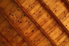 نحوه تزئین اتاقی که سقف چوبی دارد