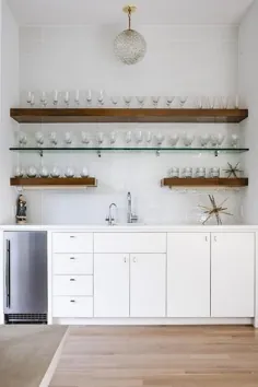 قفسه های شیشه ای و چوبی نوار مرطوب با چراغ گلوب گلوب خاکستری دودی - انتقالی - آشپزخانه