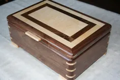 جعبه جواهرات چوبی گردوی آمریکایی با تر و تمیز افرا |  اتسی